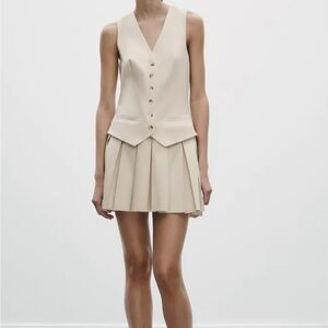 Sleeveless pleated dress